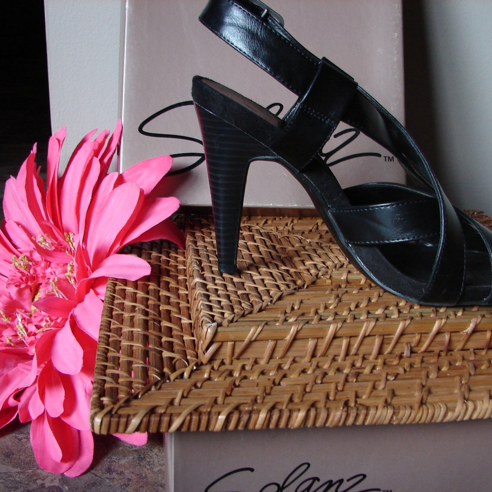 Solanz Women's Malini Black Sandals - Picture 5 of 5